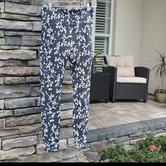 LOFT Lou & Grey Spotted Feel Good Leggings Medium - Picture 3 of 11